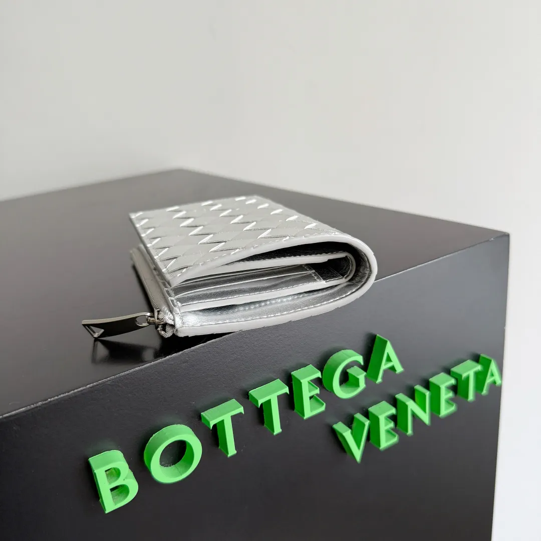 Batch 960 of BOTTEGA VENETA’s new woven small wallets are now shipping! ! ! 🥰🥰Made of carefully selected first-layer sheepskin fabric, this small luxury wallet has an elegant appearance and is also full of practicality. It can store change, driver's license and various cards at the same time. It is so small that it can be put in your pocket and carried with you. It is really convenient [Applause][Applause] Style No.: 667468 Size: 14.5*9.3*2cm